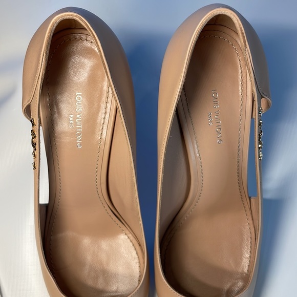 Authentic Louis Vuitton Signature Pump-purchased Spring ‘22, currently Sold Out! - Picture 10 of 17